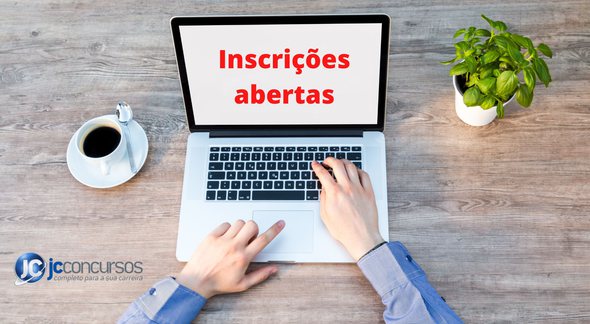Concurso Prefeitura de Itiquira: homem acessa internet em notebook - Divulgação