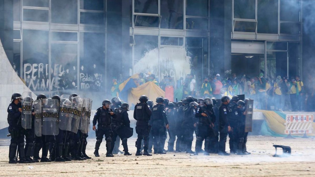 Policiais combatem bolsonaristas radicais em Brasília - Divulgação/Agência Brasil