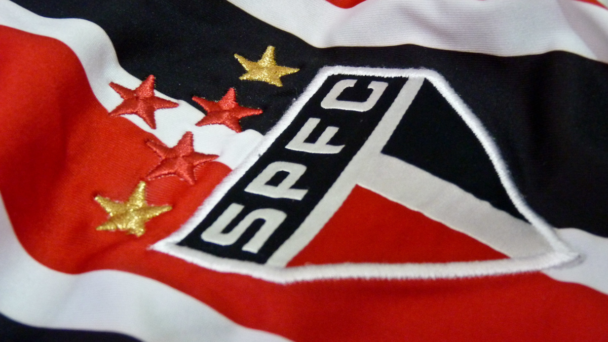 Blusa com símbolo do time de futebol São Paulo