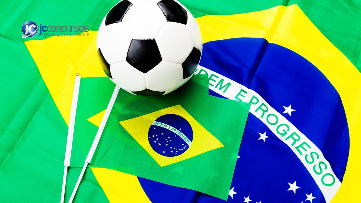Bandeiras do Brasil ao lado de uma bola de futebol