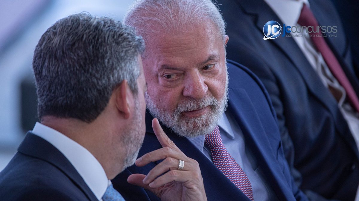 Arthur Lira conversa com o presidente Lula