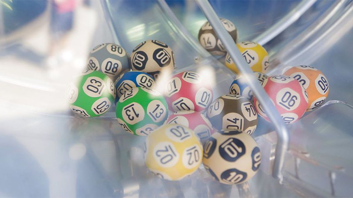 Bolas coloridas dentro de globo utilizado nos sorteios da Loteria Federal