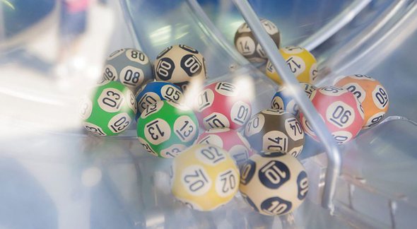 Bolas coloridas dentro de globo utilizado nos sorteios da Loteria Federal - Loterias Caixa
