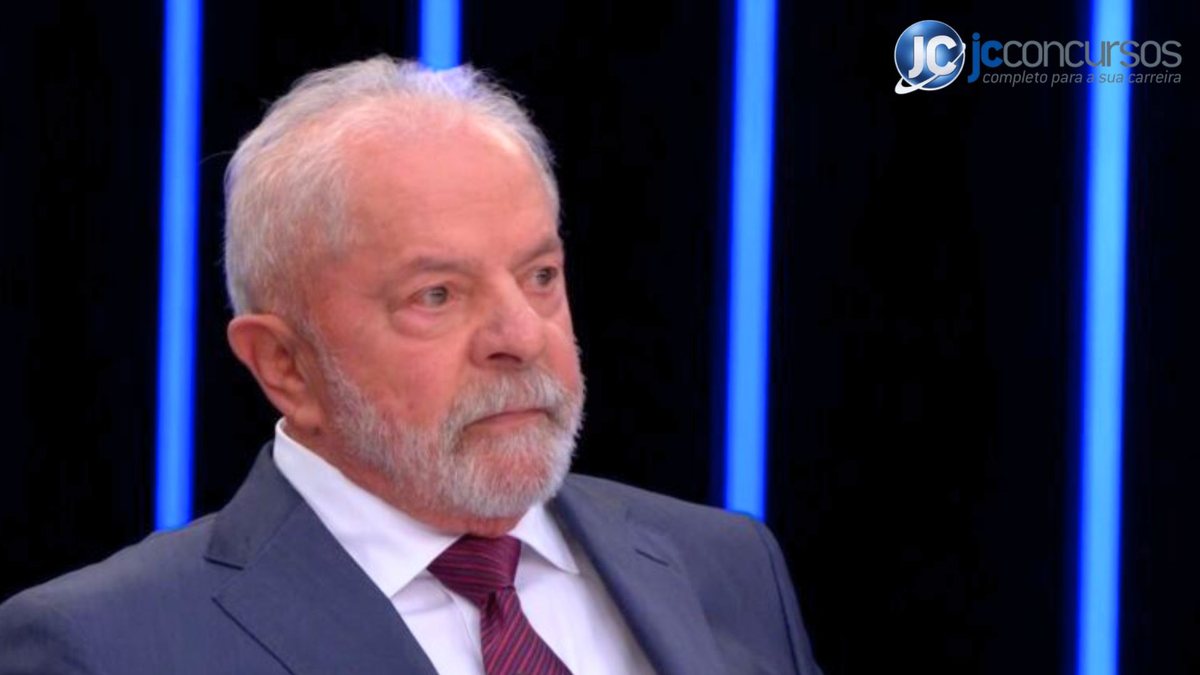Presidente Lula com terno cinza e gravata vinho