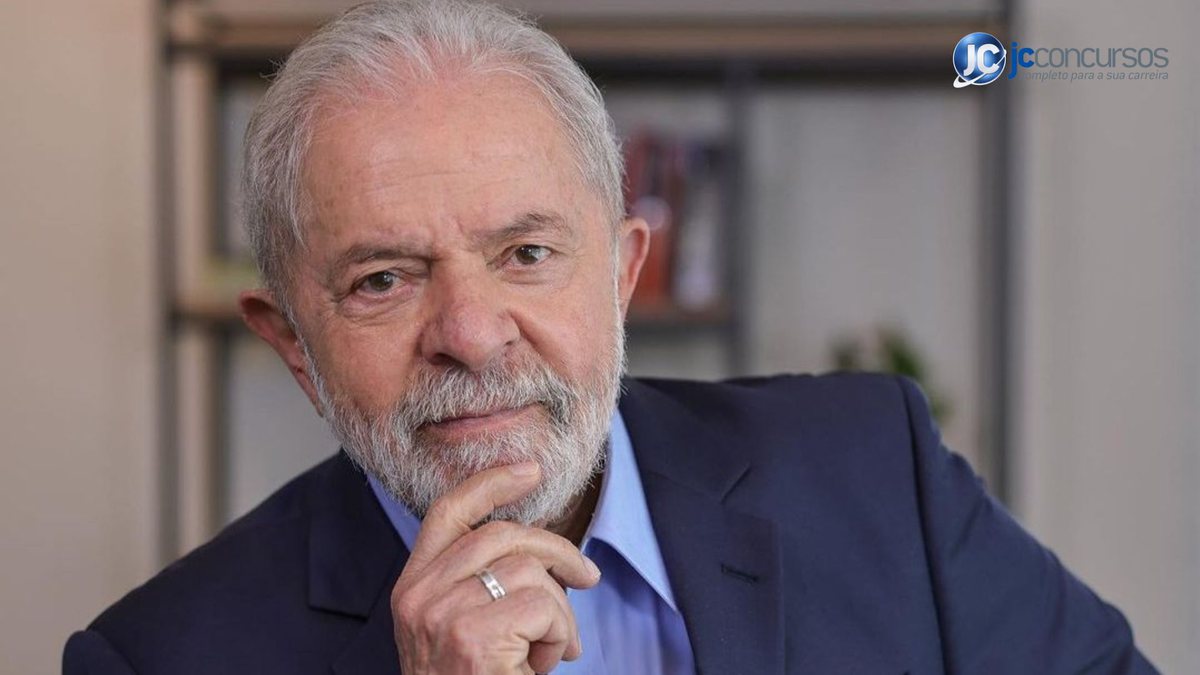 Presidente Lula com a mão no queixo