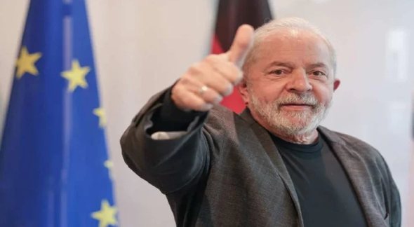 Lula faz sinal de positivo com a mão - Divulgação