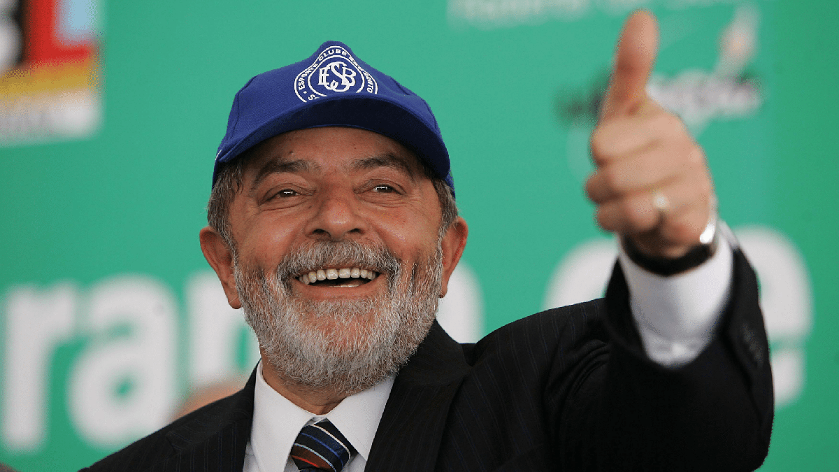 O ex-presidente Lula posa para foto em evento