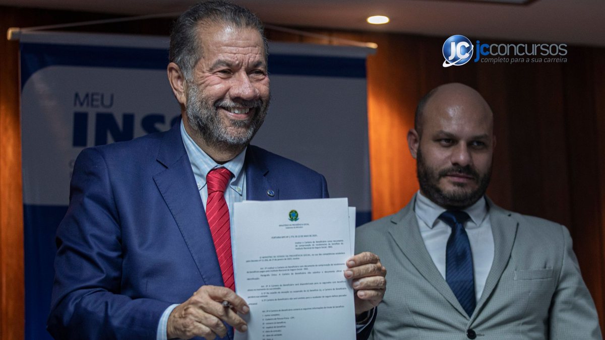 Ministro da previdência, Carlos Lupi acompanhado do presidente do INSS, Glauco André Fonseca