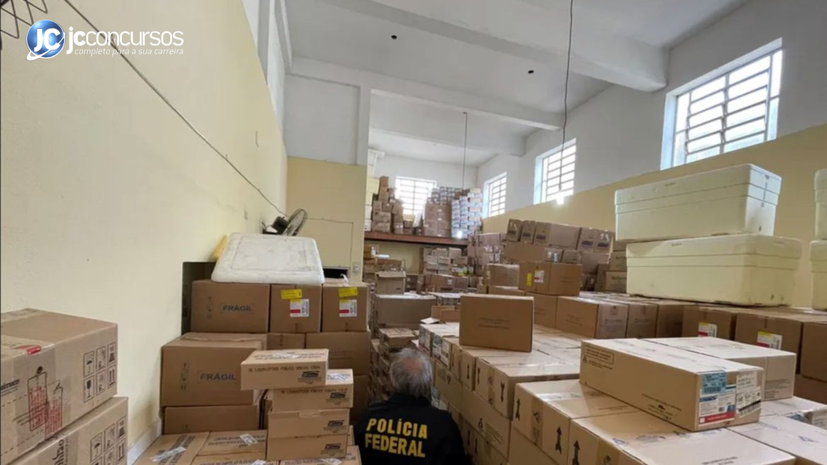 Várias caixas em depósito junto a agente da Polícia Federal - Agência Brasil