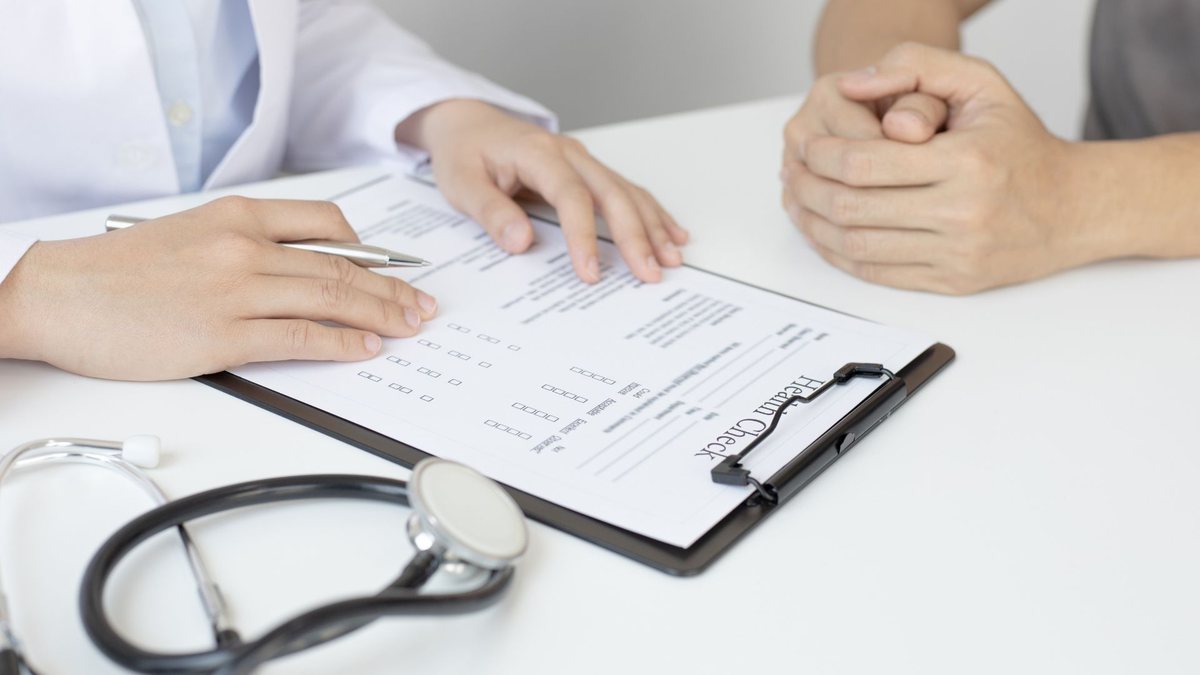 Planos de saúde mais caros: médico analisa formulário