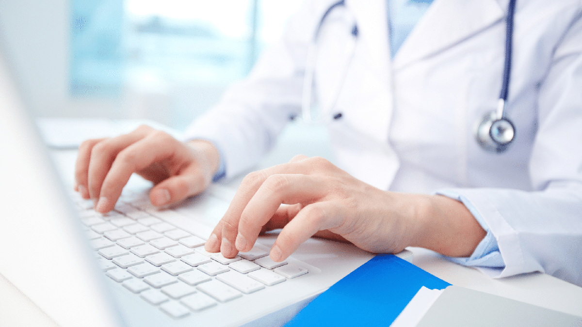 Processo Seletivo ISGH: profissional da saúde digita no teclado do computador