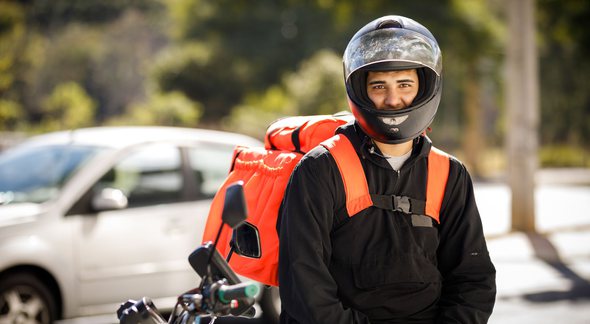 Ser entregador de app vai ficar mais fácil: motoboy encostado na motocicleta - Divulgação