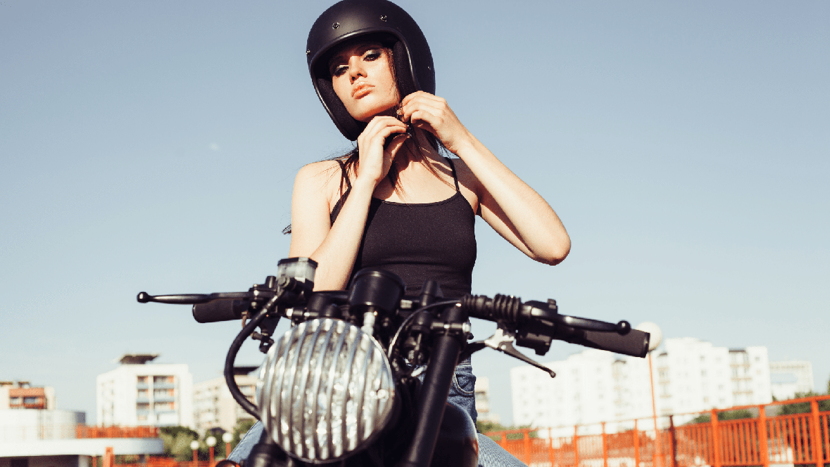Preço da gasolina: mulher em cima da moto coloca capacete