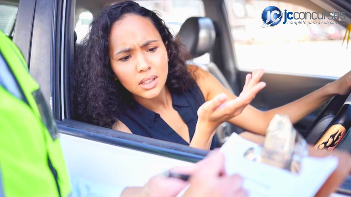 Uma mulher questiona multa de trânsito