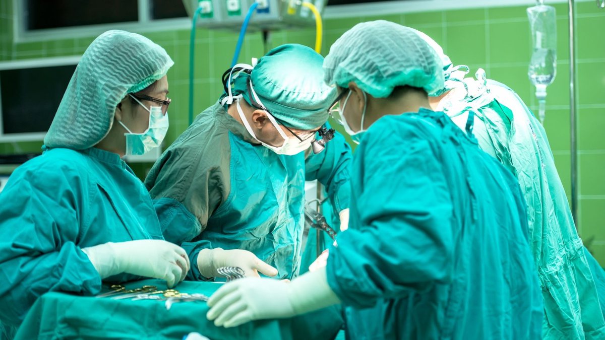 Imagem meramente ilustrativa, profissionais da saúde realizando uma cirurgia