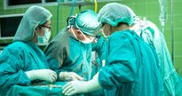 Imagem meramente ilustrativa, profissionais da saúde realizando uma cirurgia - Canva - Mutirão para zerar filas cirúrgicas