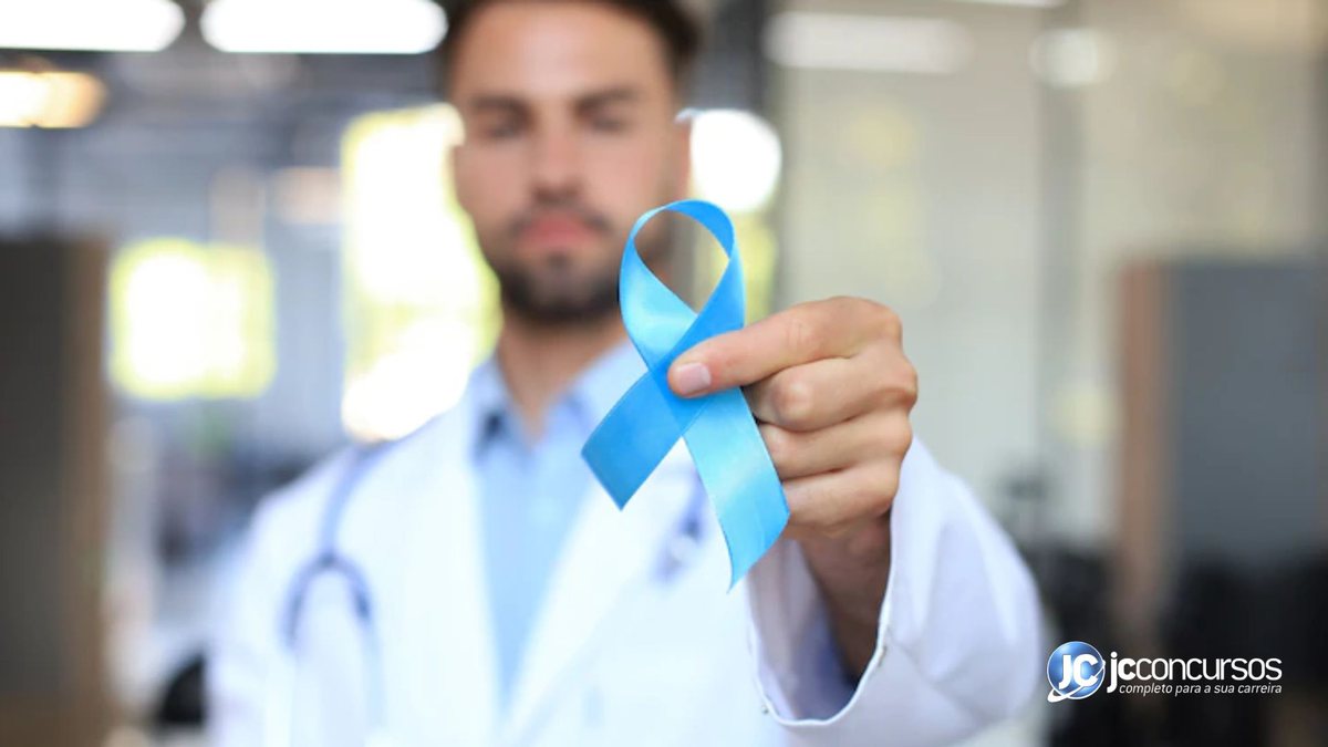 Médico segura fita azul, símbolo do novembro azul, mês de conscientização sobre câncer de próstata