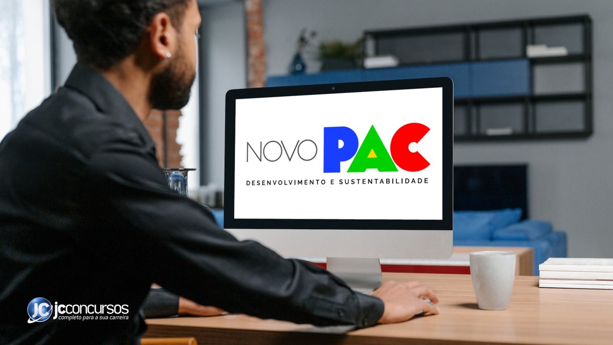Homem de frente a um monitor com a logo do Novo PAC