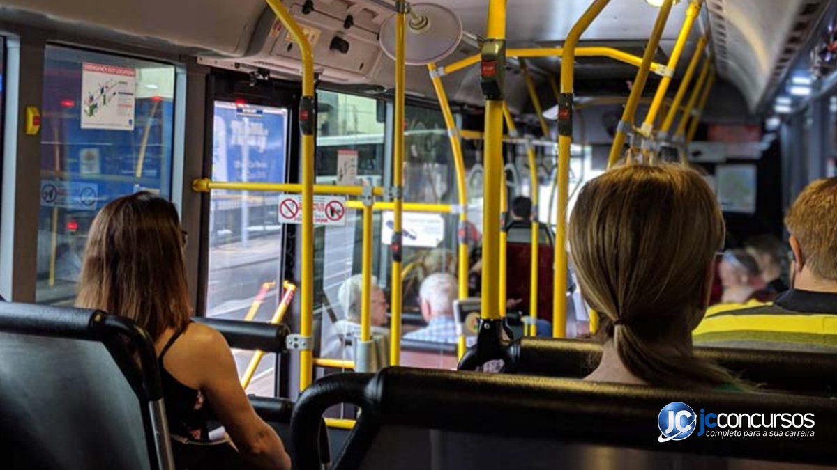 Pessoas dentro de ônibus