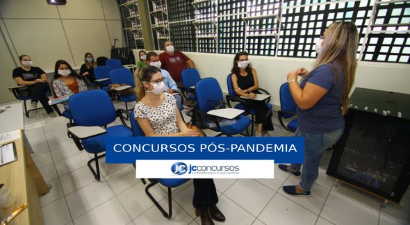 Concursos pós-pandemia: com máscaras, pessoas ocupam ambiente fechado respeitando a distância apropriada em tempos de Covid-19 - Claudio Vieira/PMSJC