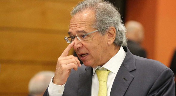 Paulo Guedes ajeitando o óculos no congresso nacional - Divulgação - EBC