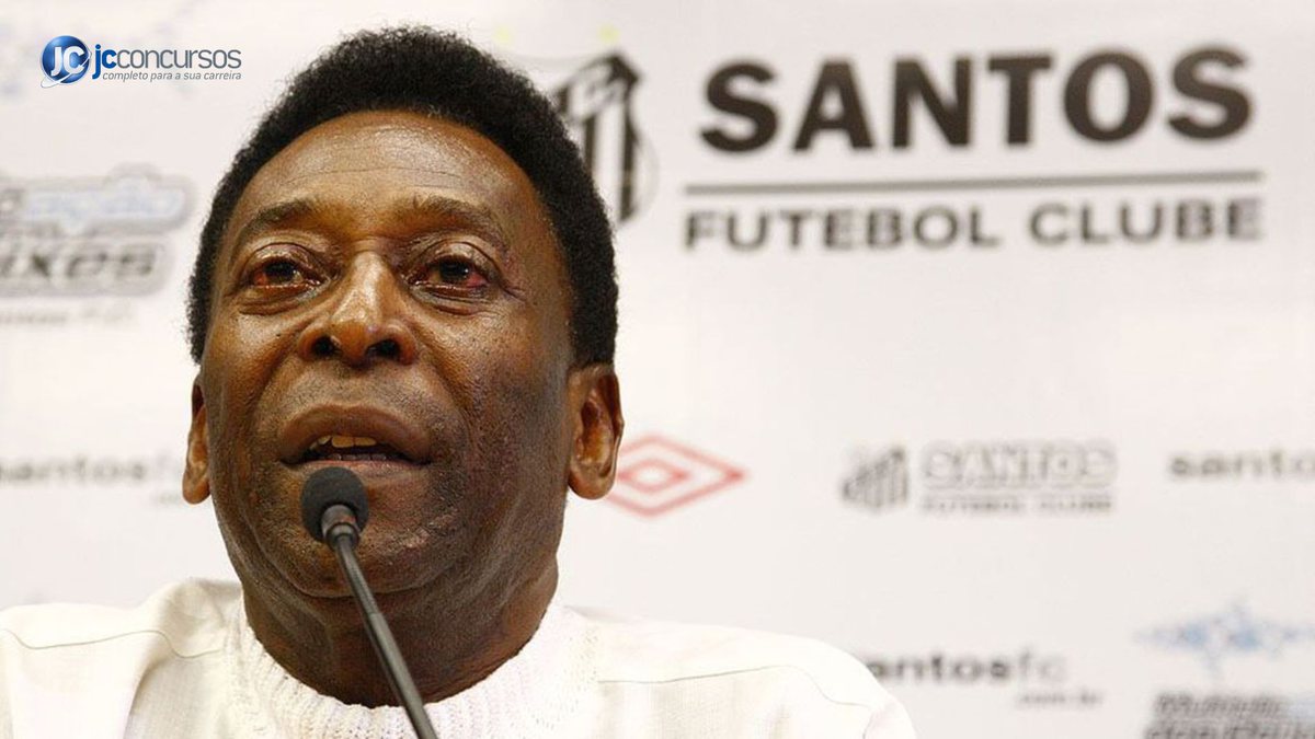 O ex-jogador de futebol, Rei Pelé, fala ao microfone