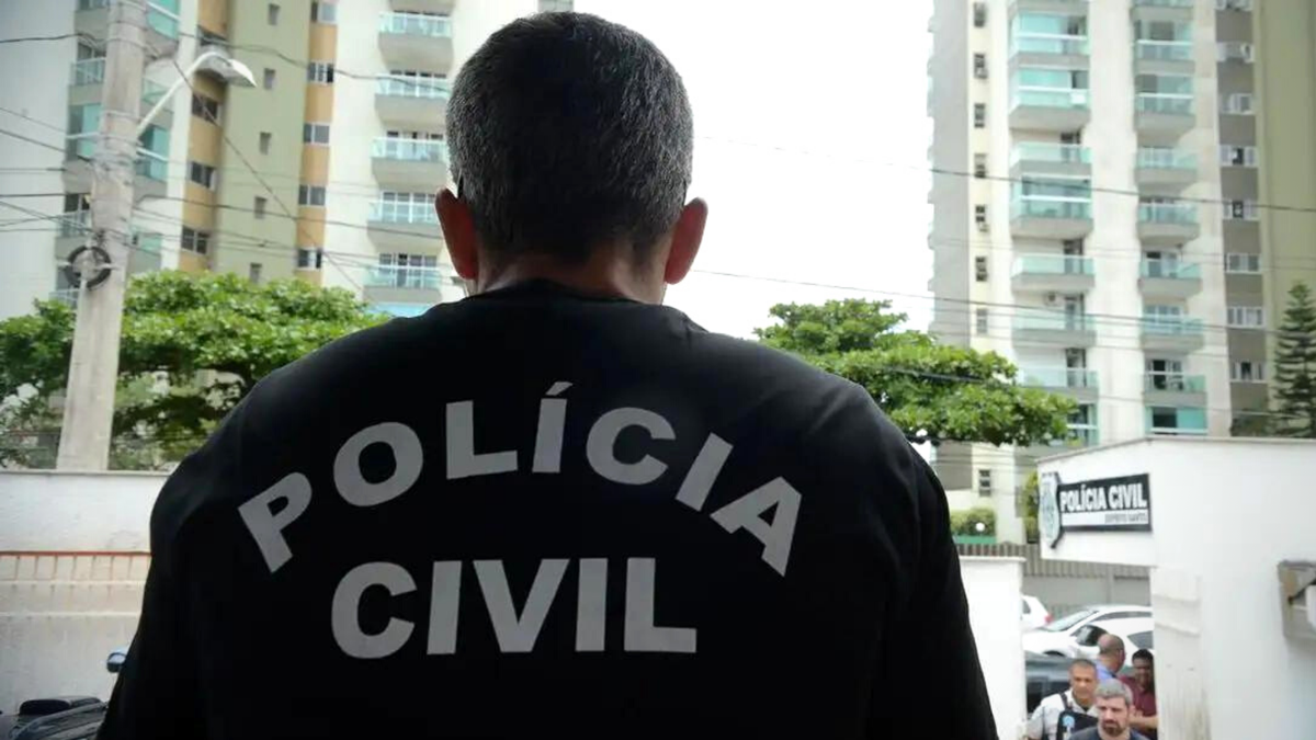 Policial Civil de costas e dois prédios à sua frente - Tania Rego/Divulgação/Agência Brasil