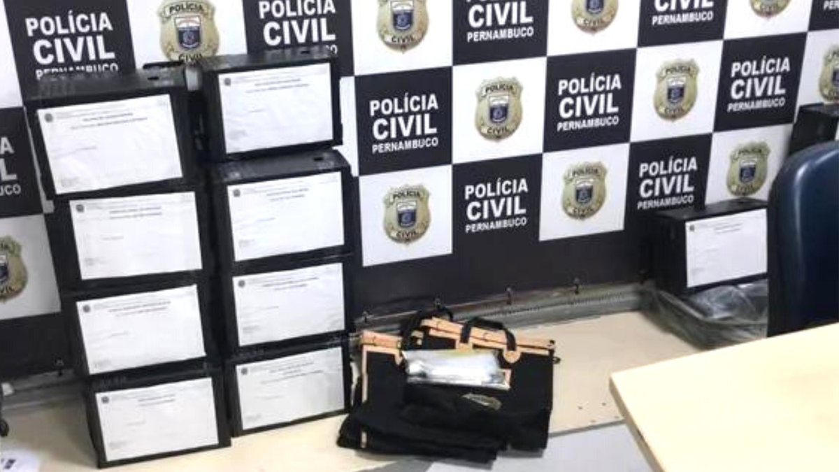 Banner da Polícia Civil de Pernambuco e documentos apreendidos nas operações