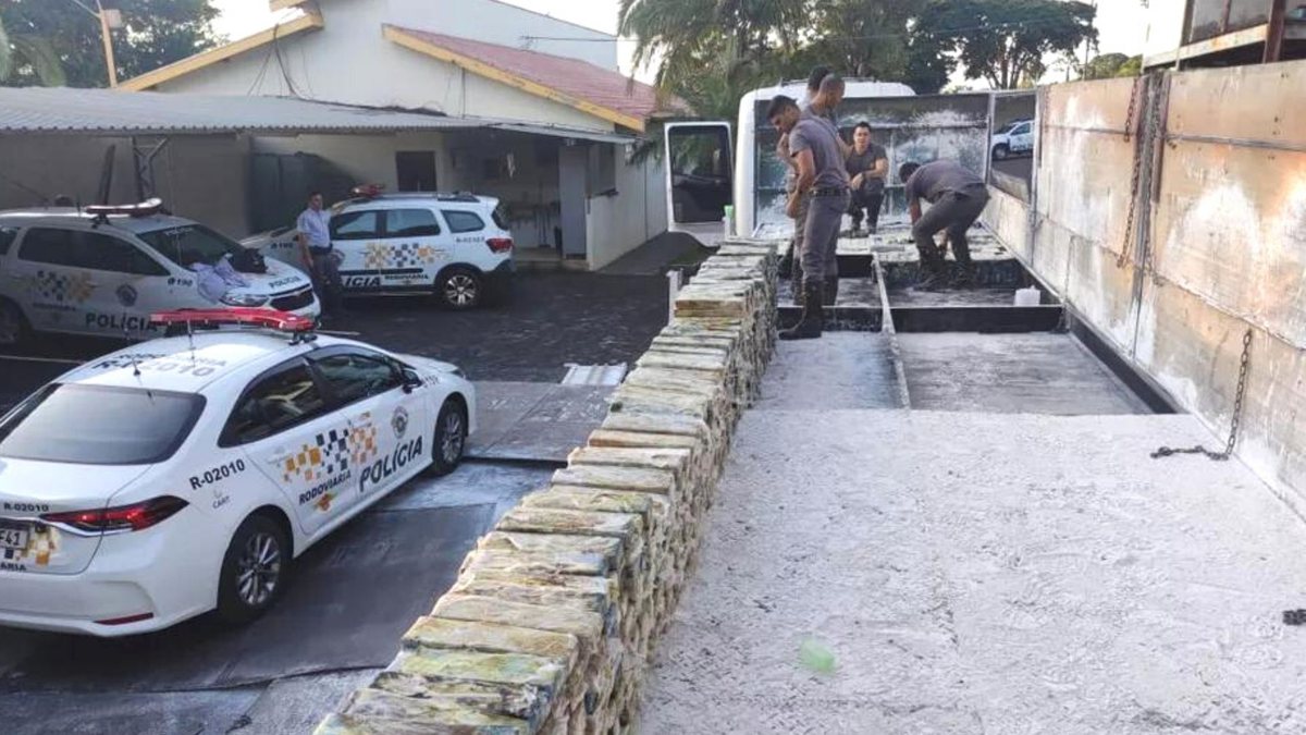 Polícia Rodoviária retira 2 toneladas de maconha de fundo falso de caminhão