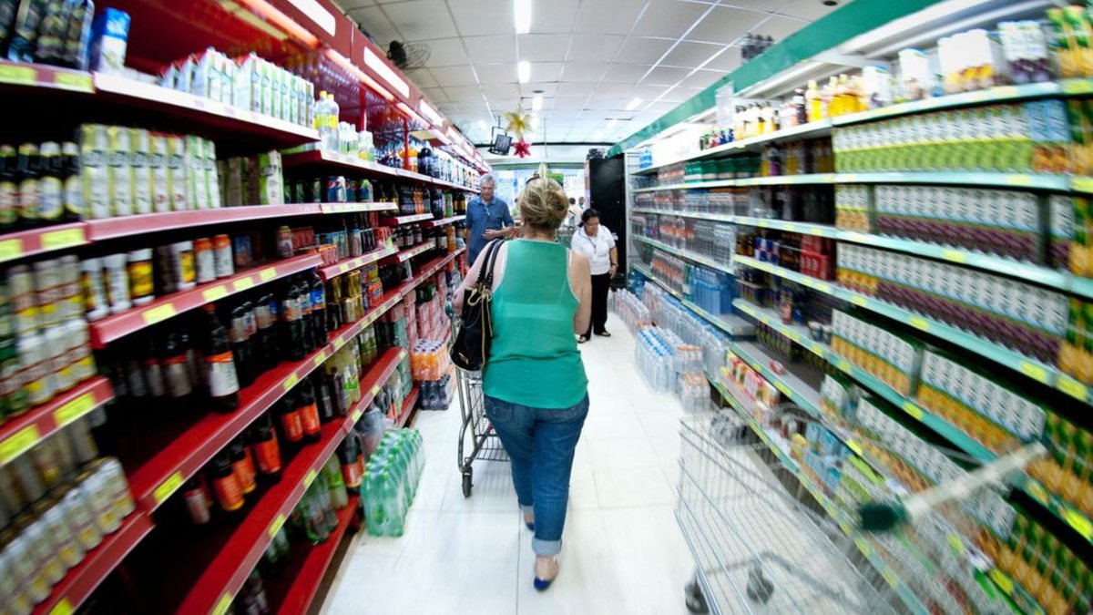 Mulher faz compras em supermercado