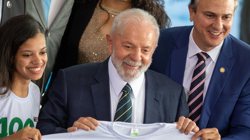 Presidente Lula ao lado do Ministro da Educação Camilo Santana - Agência Brasil