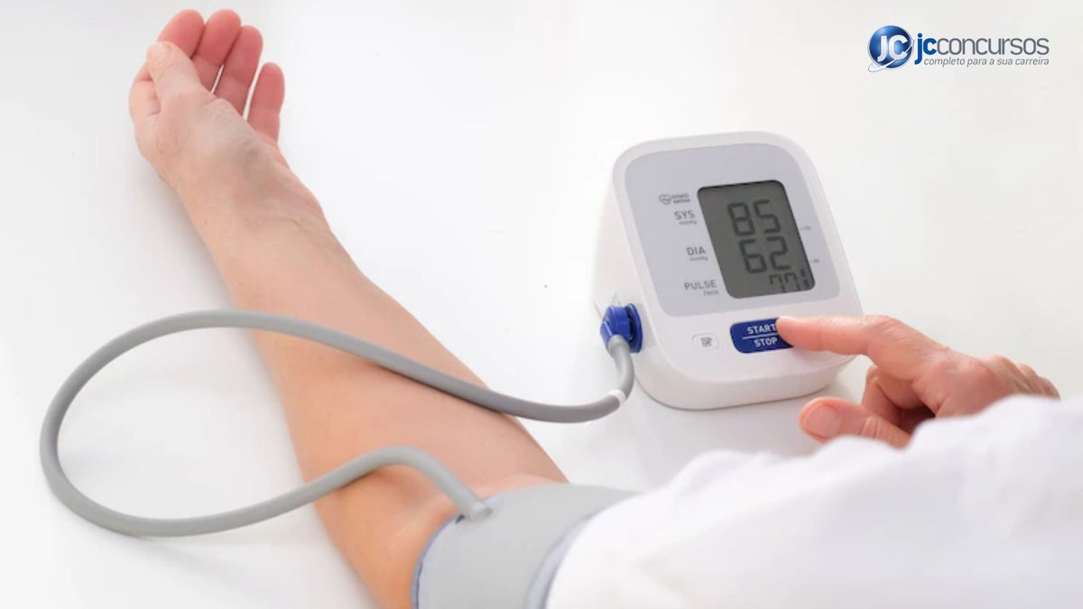 Pessoa medindo a própria pressão arterial