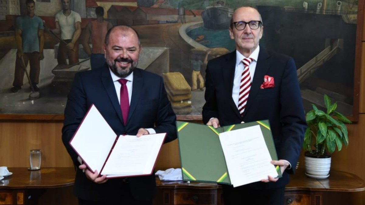 Ministro do Trabalho e Previdência e o embaixador da Áustria no Brasil após assinatura do acordo