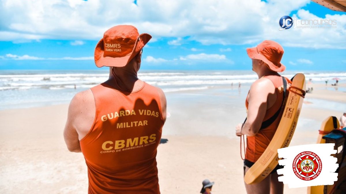 Processo seletivo do Corpo de Bombeiros do RS: guarda-vidas observam banhistas em praia do litoral gaúcho