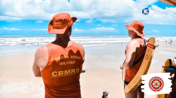 Processo seletivo do Corpo de Bombeiros do RS: guarda-vidas observam banhistas em praia do litoral gaúcho - Foto: Divulgação