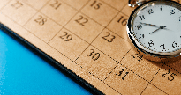 Concurso Prefeitura de Mundo Novo: relógio em cima do calendário - Divulgação