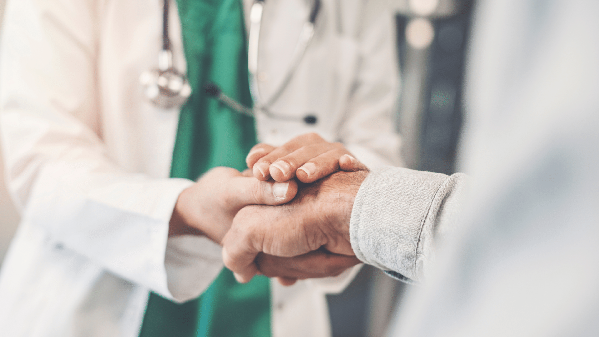 Concurso Secretaria da Saúde SP: medico aperta a mão de paciente