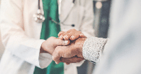 Concurso Secretaria da Saúde SP: medico aperta a mão de paciente - Divulgação