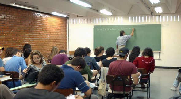 Concurso UEG: professor escreve na lousa - Divulgação/Agência Brasil