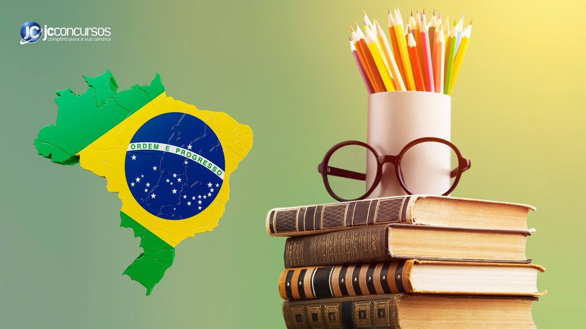 Óculos e pote com lápis de cor em cima de quatro livros empilhados ao lado do mapa do Brasil