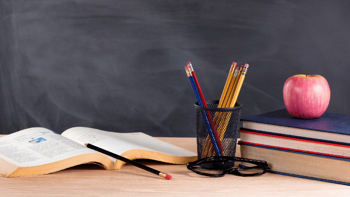 Concurso Prefeitura de Charqueada: livros e lápis em cima da mesa do professor