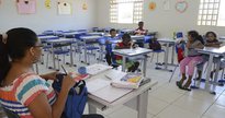 Concurso Prefeitura de Cachoeirinha: professora e alunos em sala de aula - Divulgação