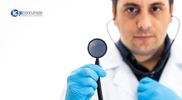 Processo Seletivo CIAS MG: médico com estetoscópio - Divulgação