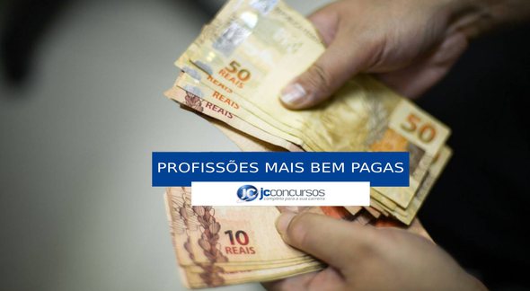Pessoa segura cédulas de dinheiro - Marcello Casal Jr./Agência Brasil