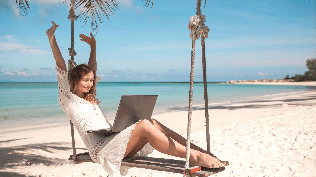 Mulher sentada em balanço em praia paradisíaca