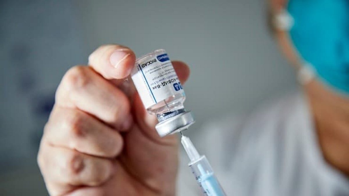 Pessoa manipula vacina contra a covid-19