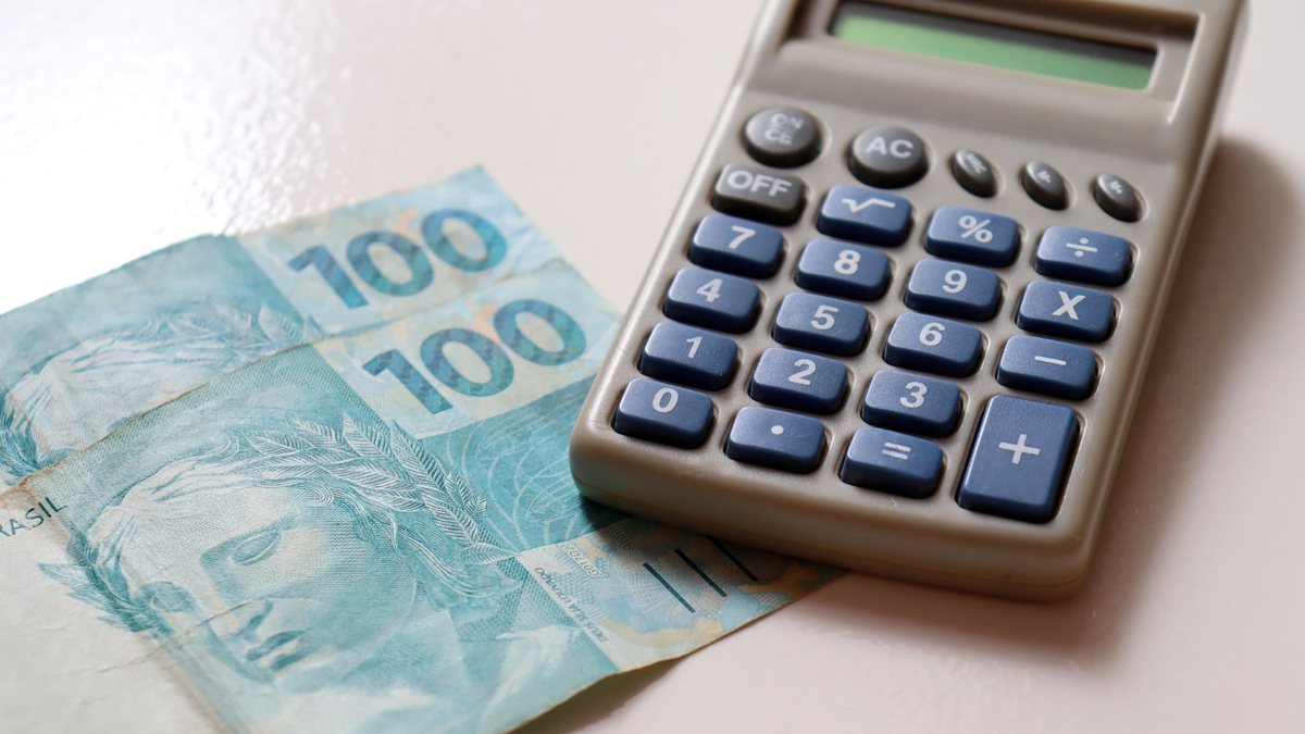 Uma calculadora do lado de notas de R$ 100