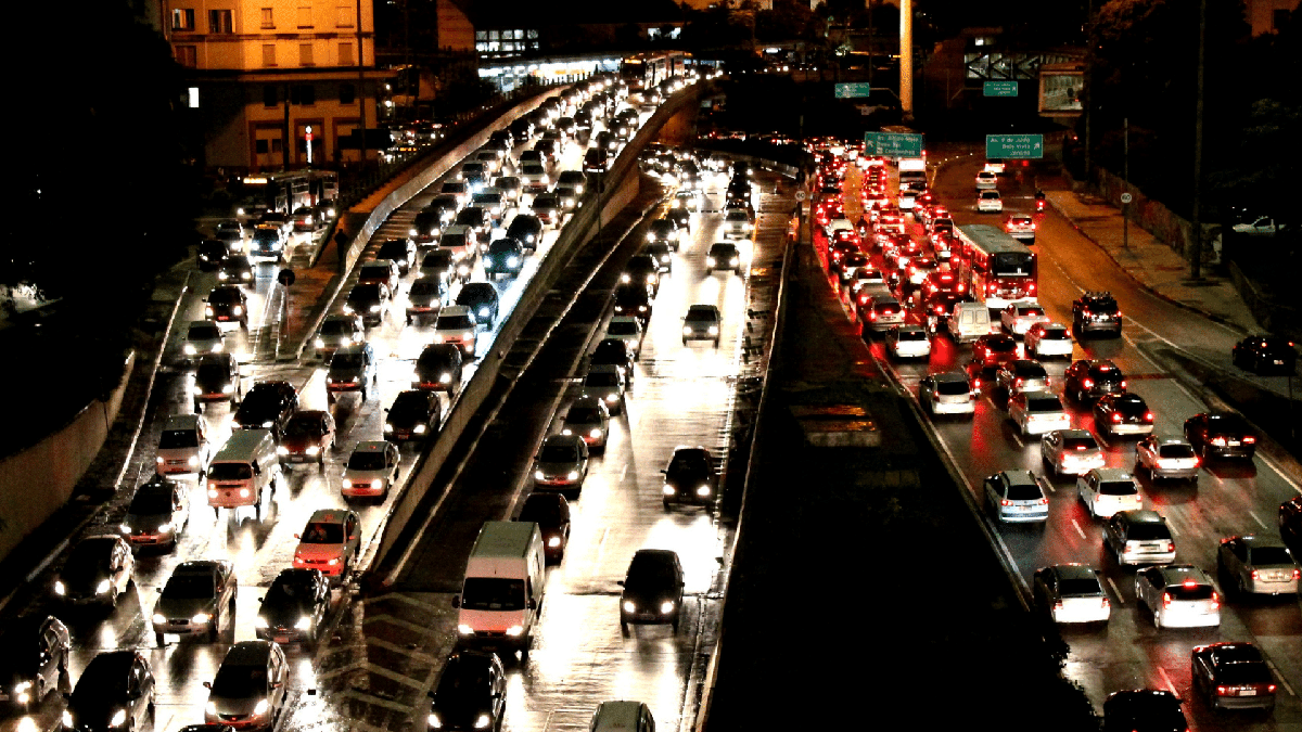 Vários carros no trânsito de São Paulo