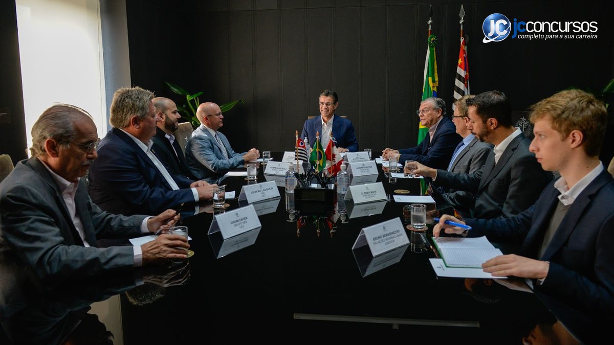 Governador de São Paulo, Rodrigo Garcia, em reunião com secretários e executivos canadenses