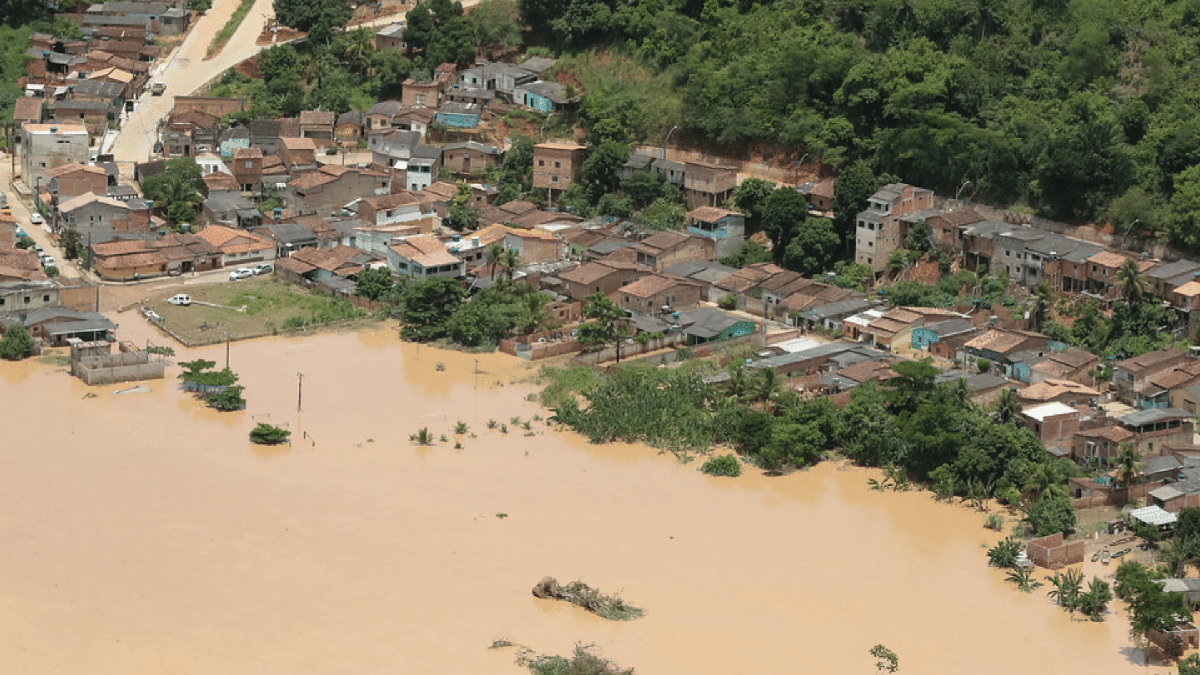 Saque calamidade: casas na Bahia atingidas por enchente